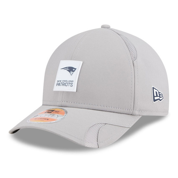 New England Patriots 2025 NFL On-Field Sideline 9FORTY M-Crown Snapback Cap CW Grau